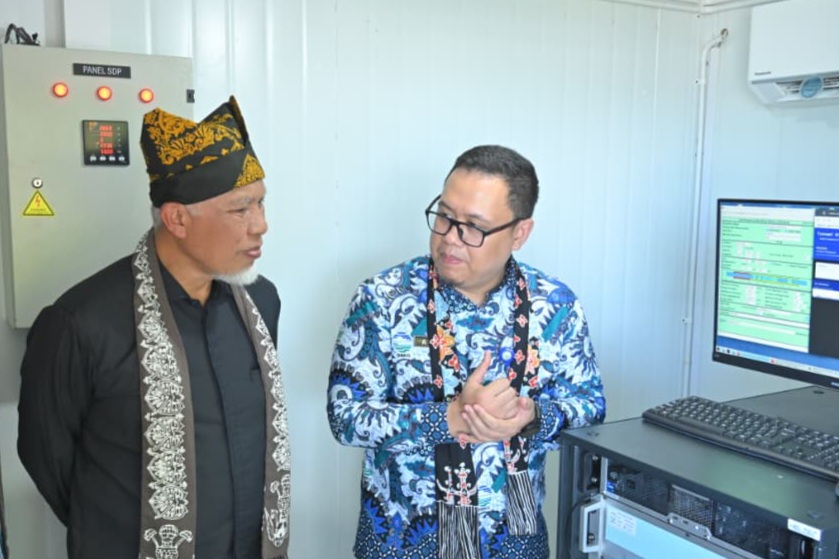 Kepala BMKG, Teuku Faisal Fathani menjelaskan mekanisme kerja HF Radar yang baru dipasang di Pariaman kepada Gubernur Sumbar, Mahyeldi. Foto Adpsb. 