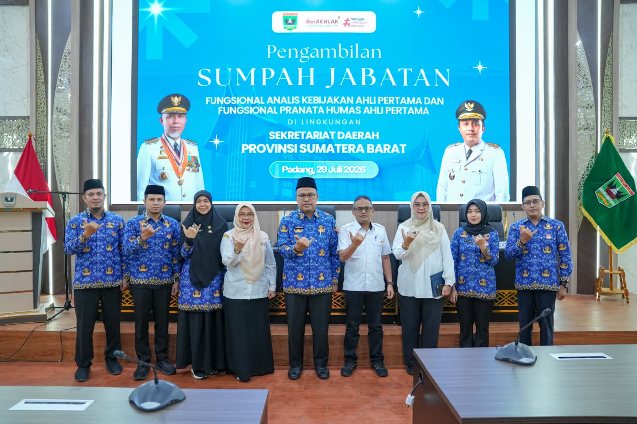 Sekdaprov Sumbar Arry Yswandi setelah melantik lima pejabat fungsional di lingkungan Setdaprov Sumbar di Ruang Pola Kantor Gubernur, Rabu (29/7/2026). Foto Adpsb. 