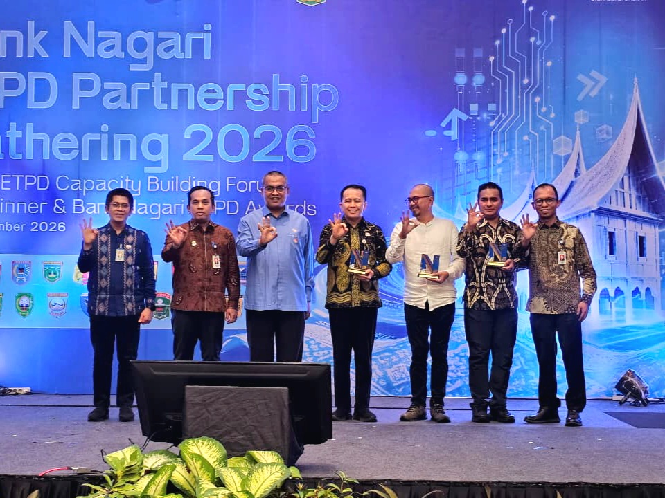 Seldaprov Sumbar, Arry Yuswandi (3 dari kiri) mewakili Gubernur hadir dalam kegiatan Bank Nagari ETPD Partnership Gathering 2026, Jumat (25/9/2026). Foto Adpsb. 