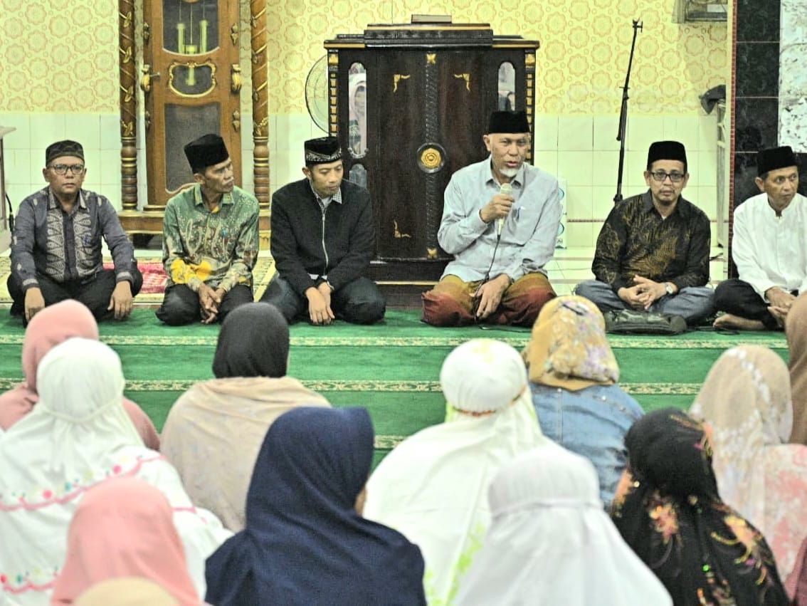 Gubernur Sumatera Barat, Mahyeldi, beriktikaf bersama jamaah di masjid Baiturrahim, Payakumbuh. Foto Adpsb. 