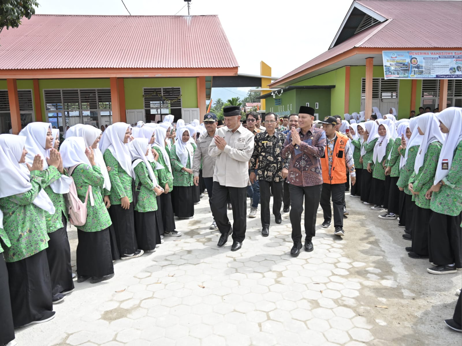 Gubernur Sumbar, Mahyeldi, disambut disejumlah Sekolah Menengah Atas dan Kejuruan (SMA-SMK) di Bumi Saiyo - Pasaman. Foto Adpsb. 