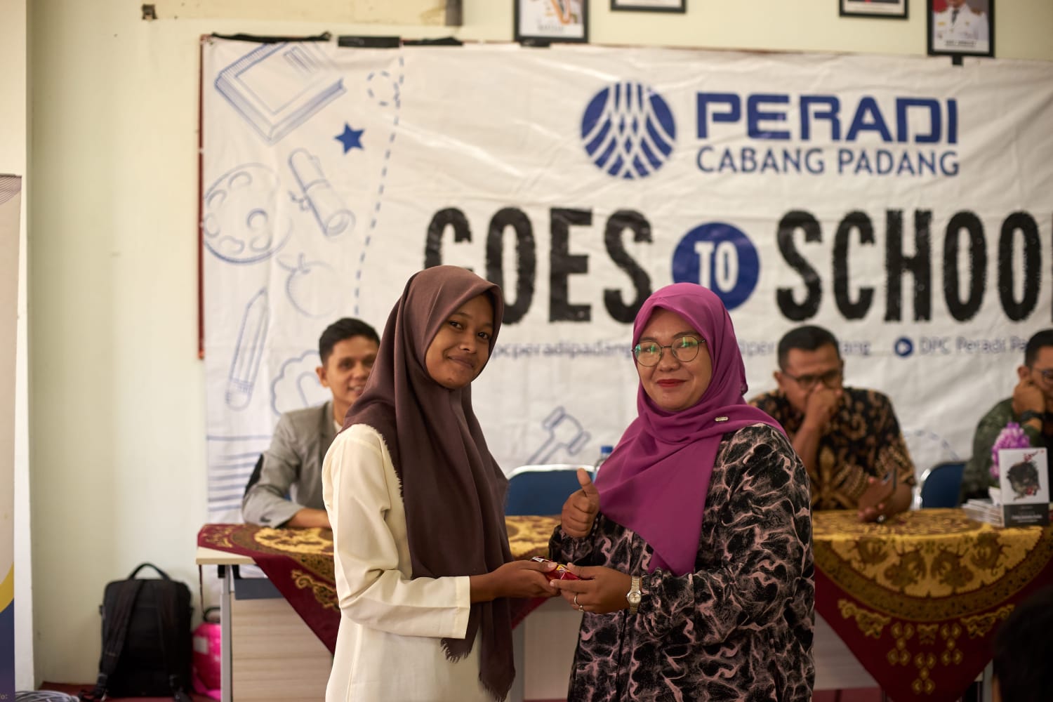 Ketua Peradi Cabang Padang, Miko Kamal (duduk) dalam pertemuan Peradi Goes to School di SMKN 5 Padang. Foto dok Peradi. 