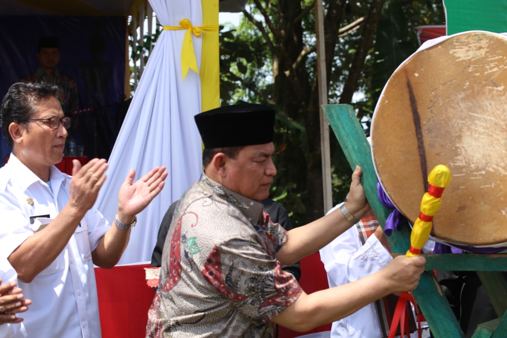 pemukulan tabuh oleh Pj Bupati Kepulauan Mentawai, Syafrizal membuka MTQ ke-VI Kabupaten Kepulauan Mentawai
