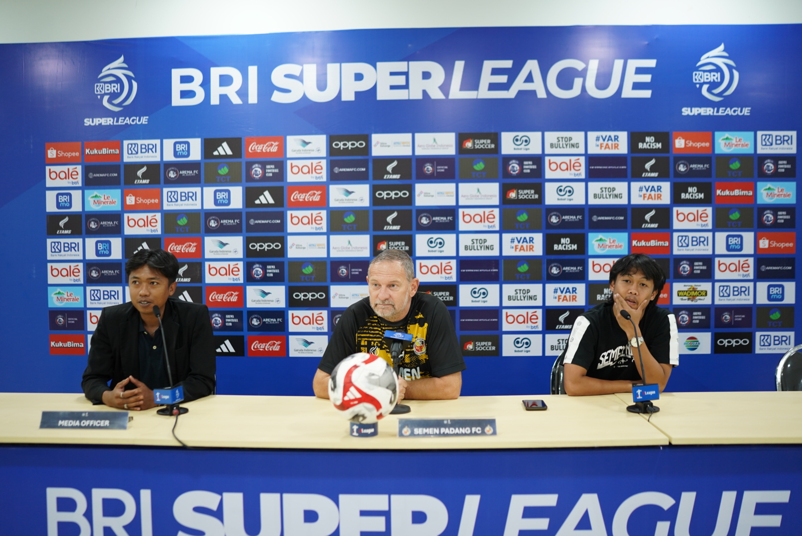 Dejan Antonic bersama Firman Juliansyah Saat Konferensi Pers Jelang Laga Lawan Arema FC (Foto: Semen Padang FC)