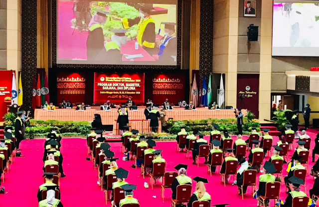 Wisuda periode ke-121 secara luring Universitas Negeri Padang.