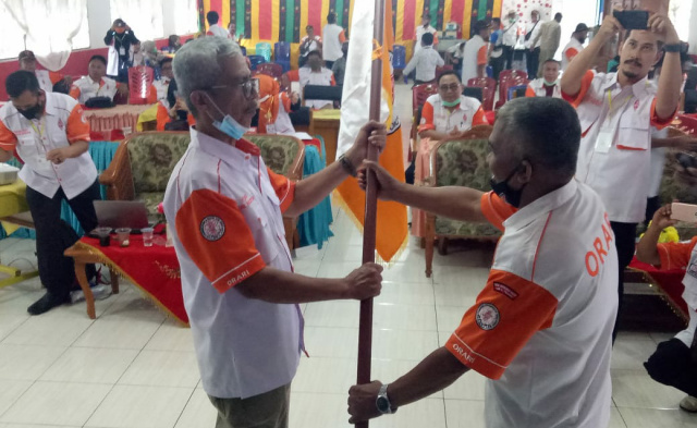 Ketua Orari Daerah Sumbar Yuliarman menyerahkan Pataka Orari kepada Ketua Terpilih Nasril In.