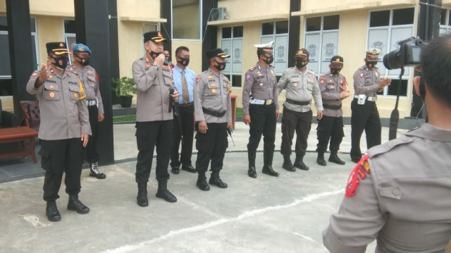 Jajaran Polres Dharmasraya memberikan keterangan usai menangkap buruh tani terduga pelaku cabul anak dibawah umur.