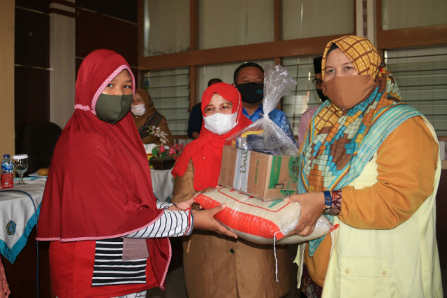 Penyerahan secara simbolis bantuan untuk 300 sahabat disabilitas.