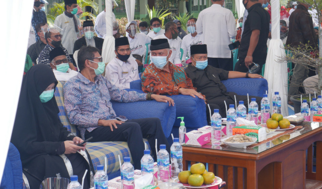 Gubernur Sumatera Barat Irwan Prayitno, Anggota DPR RI Nevi Zuarina, Mahyeldi Ansharullah, dan Andri Warman menjelang acara peresmian Surau Darul Ulum.