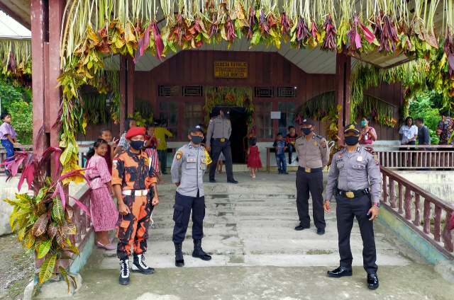 Kapolsek Muara Siberut bersama jajaran saat mengamankan Mias Natal.