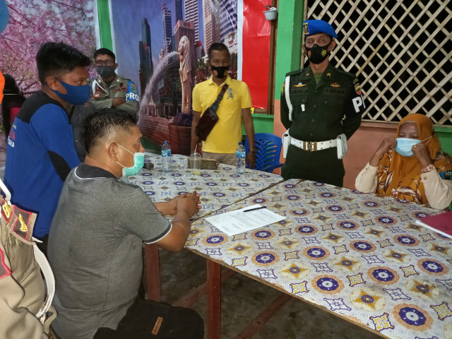Tim memberikan arahan kepada pemilik kafe dan pengunjung tentang protokol kesehatan.