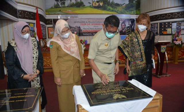 Gubernur Sumbar Irwan Prayitno meresmikan Monumen dan Peluncuran Buku Sejarah Biografi tentang Prof. Dr. Achmad Mochtar serta peresmian Gedung Bundo Kanduang Sumbar, di Aula Kantor Gubernur.