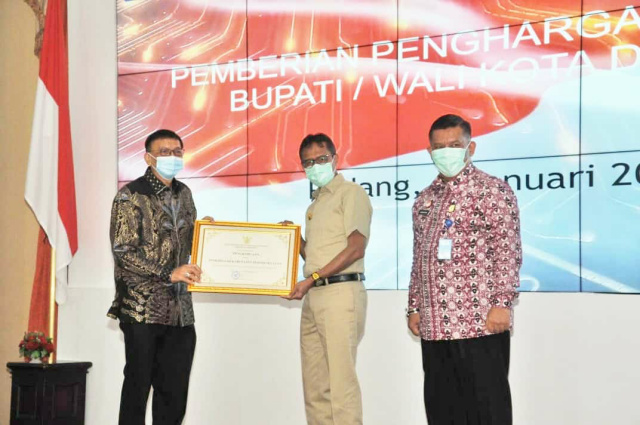 Gubernur Sumatera Barat, Irwan Prayitno serah penghargaan Kemenkum HAM kepada Bupati Pesisir Selatan, H.Hendrajoni
