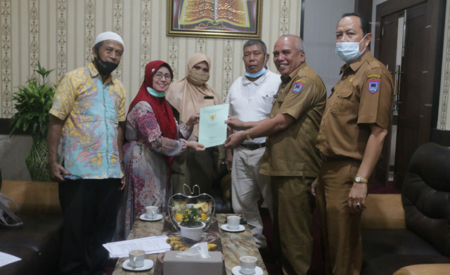 Penyerahan hibah tanah dari Murniati kepada Pemko Payakumbuh.