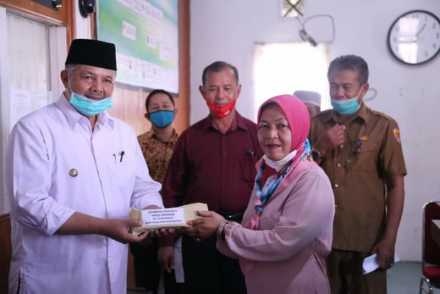 Walikota Solok Zul Elfian menyerahkan bantuan untuk Kelompok Usaha Produktif.