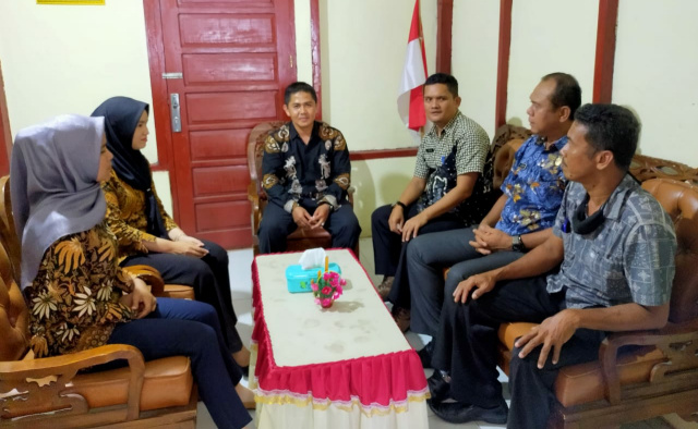 Wali Nagari Batu Hampa saat menjamu rombongan Kadis DPMDPPKB Pesisir Selatan.