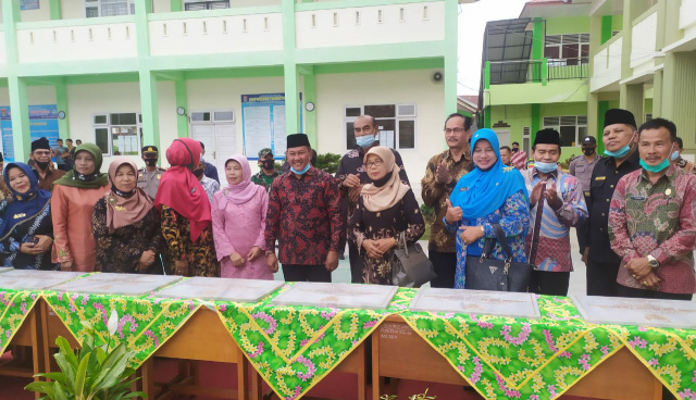 Walikota Bukittinggi Ramlan Nurmatias saat meresmikan 9 sekolah.