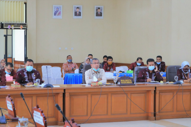 Walikota Payakumbuh Riza Falepi saat membahas rencana pembangunan Payakumbuh Convention Hotel bersama DPRD.
