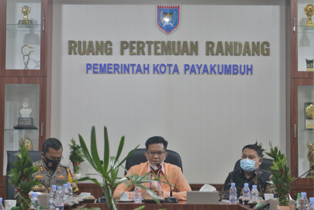 Rapat Evaluasi Penanganan Covid-19, Kamis (7/1) bertempat di Ruang Randang Kantor Wali Kota Payakumbuh.