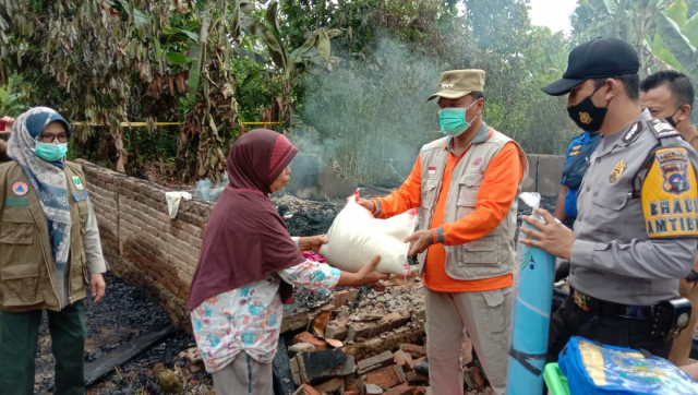 Bupati Limapuluh Kota Irfendi Arbi menyerahkan bantuan korban kebakaran.