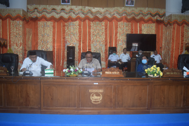 Ketua DPRD Pasbar saat membacakan usulan pemberhentian Bupati.