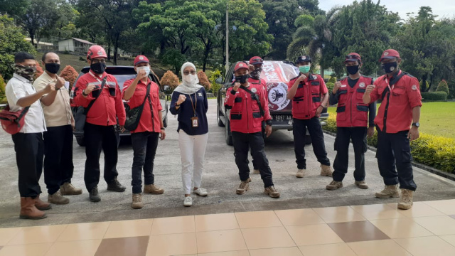 Kepala Unit Humas & Kesekretariatan PT Semen Padang Nur Anita Rahmawati (lima dari kiri) ketika melepas Tim TRC ke Kota Solok, Rabu, 13 Januari 2021 di Wisma Indarung
