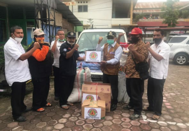 Ketua Kwarcab Sawahlunto Zohirin Sayuti menyerahkan bantuan kepada pengurus Kwarcab Kota Solok