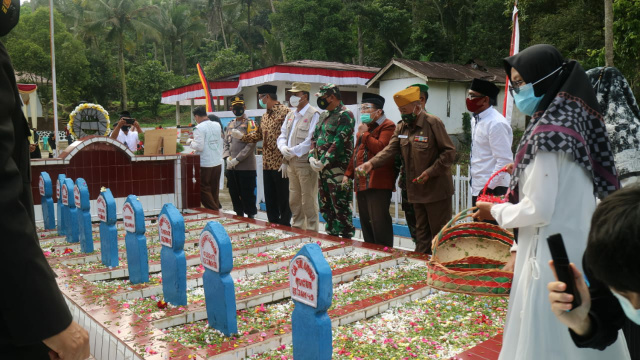 Tabur bungan di makam pejuang pada peringatan Peristiwa Situjuah ke-72