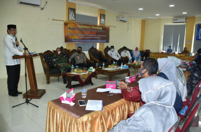Suasana saat Wabup Agam, Trinda Farhan Satri memberi sambutan usai melauching program GJB
