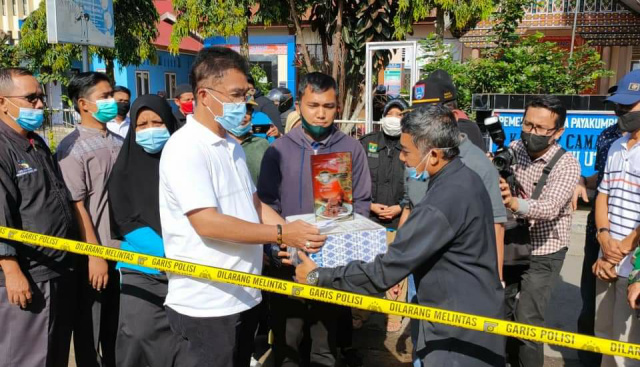Sekretaris Daerah Payakumbuh Rida Ananda menyerahkan Randang siap saji kepada pengurus Ponpes Cahaya Islam di Padang Kaduduak, Kelurahan Tigo Koto Diate, yang ludes dilahap si jago merah. 