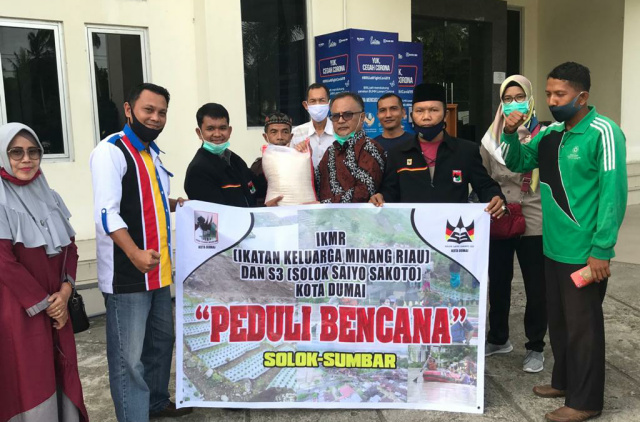 Kadis Sosial Kota Solok Zulfadli ketika menerima bantuan dari IKMR.