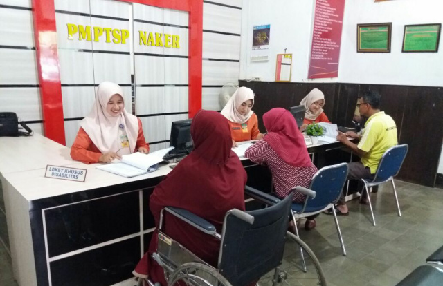 Petugas PMPTSP dan Naker melayani masyarakat.