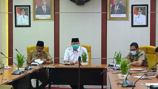 Walikota Solok Zul Elfian ketika memimpin Rapat Terbatas.