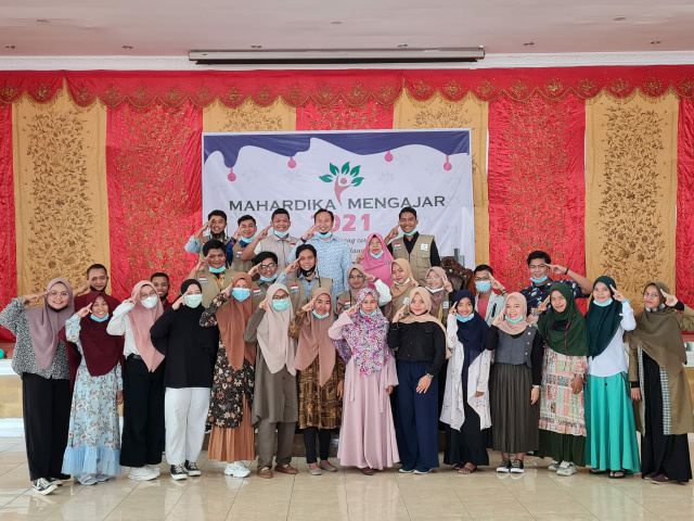 Rahmat Saleh Nasution bersama komunitas Mahardika