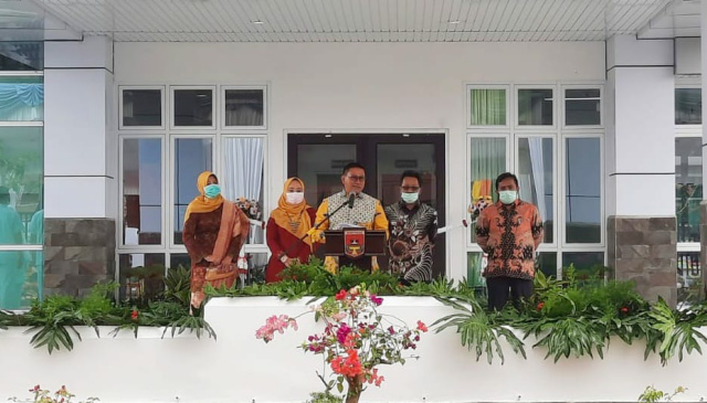 Walikita Bukittinggi Ramlan Nurmatias saat meresmikan RSUD Bukittinggi.