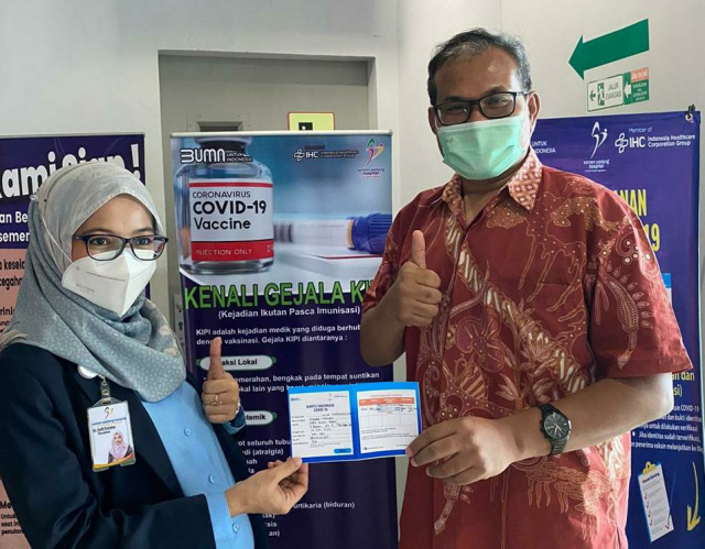 Ketua Yayasan Semen Padang Iskandar Z Lubis (kanan) dan  Direktur SPH dr. Selfi Farisha (kiri) pada acara  launching vaksinasi COVID-19, Senin, 18 Januari 2021.