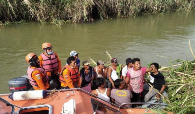 Proses evakuasi warga Ujung Gading yang diduga diterkam buaya.