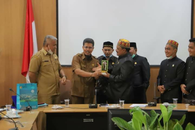 Saling berbagi cenderamata saat Dewan Perwakilan Rakyat Kabupaten Aceh Utara (DPRK) kunjungan kerja (kunker) di Kota Solok.