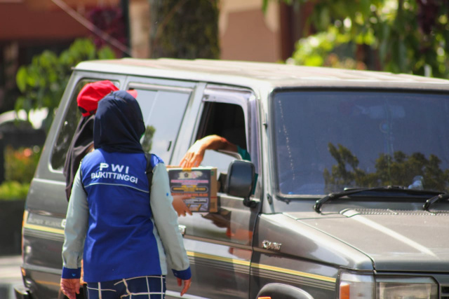Aksi oenggalangan dana oleh PWI Bukittinggi.