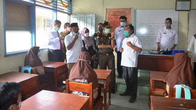 Bupati Tanah Datar bersama Forkopimda saat meninjau kesiapan sekolah laksanakan pembelajaran tatap muka.