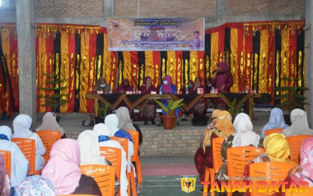 Tim penilai dasawisma tingkat Kabupaten Tanah Datar saat menilai Dasawisma Berlian 22 Jorong Hilie Balai Nagari Paninjauan Kecamatan X Koto. 