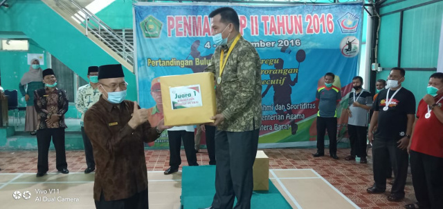 Penyerahan tropy juara dalam rangka Hari Amal Bhakti (HAB) Kemenag ke 75.