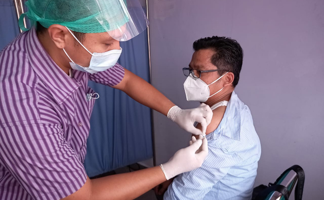 Tenaga kesehatan RSUD  M.Zein Painan, sedang divaksin, Jumat (22/1).