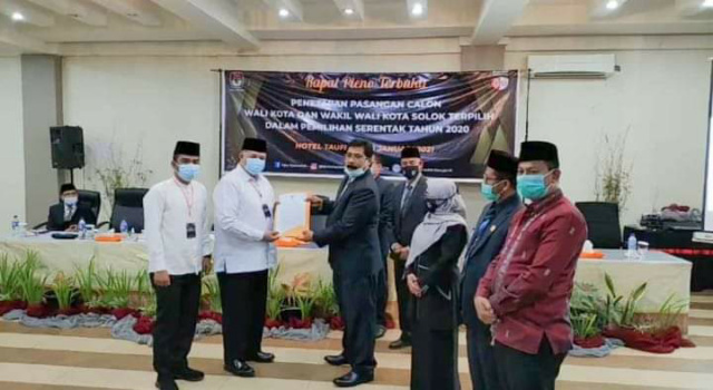 Ketua KPU Kota Solok Asraf Danil menyerahkan berita acara penetapan kepada Zul Elfian Calon Walikota Solok terpilih.