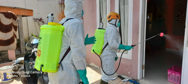 Penyemprotan disinfektan di ruang kelas.