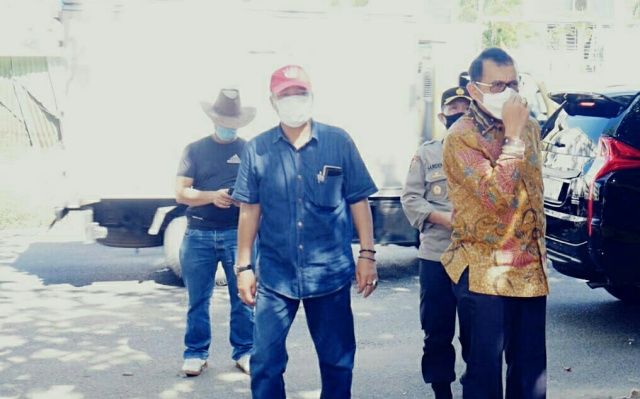 Rektor Universitas Negeri Padang Prof. Ganefri saat menyaksikan eksekusi.
