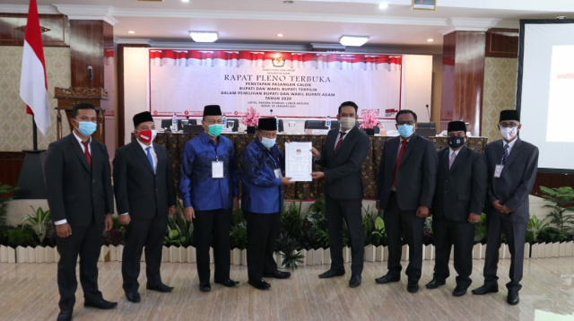 KPU Agam menyerahkan berita acara pleno penetapan Bupati dan Wakil Bupati terpilih Kabupaten Agam.