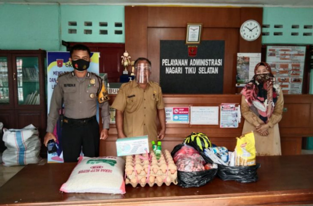 Suasana saat perangkat Nagari Tiku Selatan beserta Bhabinkamtibmas setempat akan mengantarkan paket sembako.