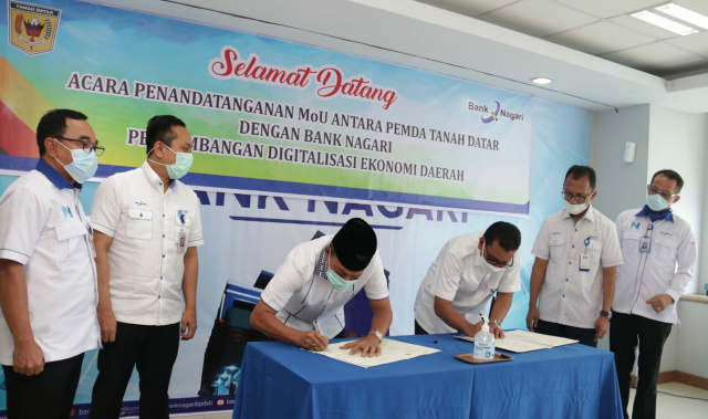 Penandatanganan kerjasama Bank Nagari dengan Pemkab Tanah Datar.