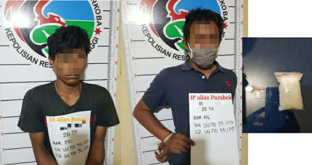 Dua pemuda yang diamankan Sat Narkoba Polres Bukittinggi bersama barang bukti